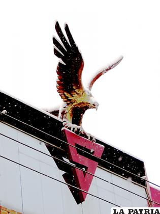 El águila se posa inmortal en la 
