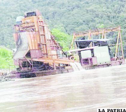 Maquinaria pesada de cooperativas auríferas opera en ríos del norte paceño, aparentemente eludiendo controles legales
