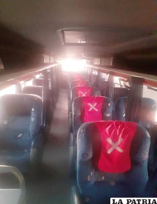Al interior de los buses, los asientos están señalados para no ser ocupados y tener una distancia prudente entre pasajeros /LA PATRIA

