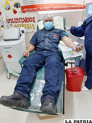 Uno de los trabajadores recuperados donando plasma /GuabirÁ
