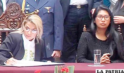 La presidente Áñez junto a Eva Copa
/Archivo Correo del Sur
