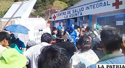 El personal de salud fue amenazado a raíz de la muerte de un paciente con Covid-19 /ABI

