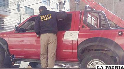 La Felcc secuestró el vehículo oficial donde se encontraron bebidas alcohólicas /MAGO
