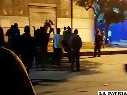 Manifestantes atacaron la Alcaldía de Caranavi /RT MUNICIPAL
