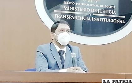 El viceministro Guido Melgar, formalizó la demanda penal contra el fiscal Lanchipa /ABI
