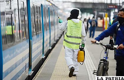 Un hombre realiza la desinfección en la estación de metro de la capital argentina /clarín.com