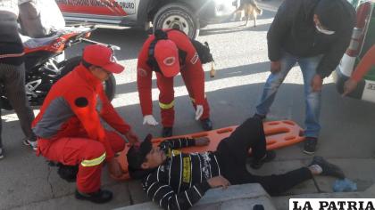 El motociclista es auxiliado por personal de Bomberos /LA PATRIA
