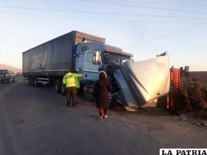 El tráiler terminó con la carrocería destrozada /LA PATRIA

