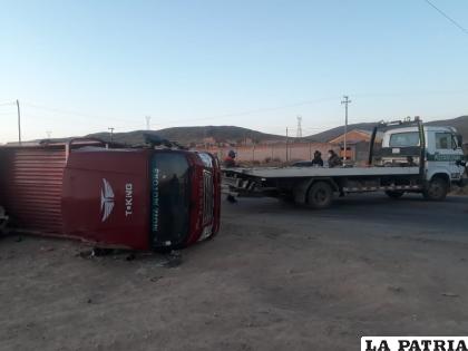 El camión pequeño fue levantado por una grúa de Tránsito /LA PATRIA
