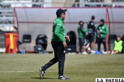 César Farías dirige al combinado verde /FBF
