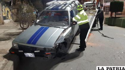 El motorizado siendo remolcado hacia un garaje de Tránsito /LA PATRIA
