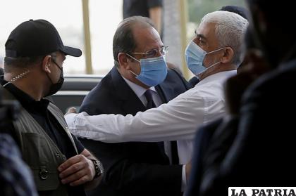 Yehiyeh Sinwar (d) líder de Hamas en Gaza, abrazando al jefe de la inteligencia egipcia Abbas Kamel en Gaza /Mohammed Salem/Pool Photo vía AP