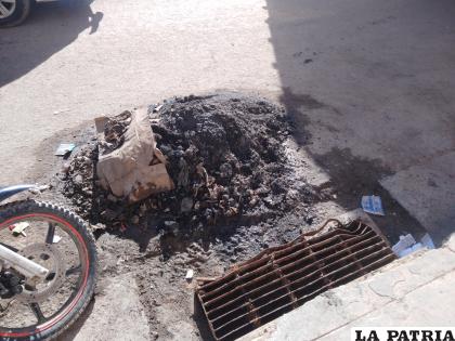 El mal accionar de las personas provoca que los sumideros queden inutilizados