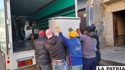 Los objetos materiales fueron trasladados en dos camiones /LA PATRIA