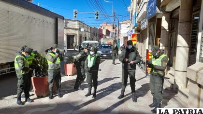 Varias unidades policiales se constituyeron hasta el lugar para realizar el resguardo /LA PATRIA