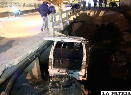 El minibús se encunetó en el canal, tras chocar contra una vagoneta /LA PATRIA