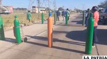 Familiares bloquean la avenida G-77, en Santa Cruz /RR.SS.