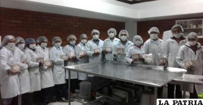 Estudiantes de la Planta de Cárnicos del Laboratorio de Alimentos /Ingeniería de Alimentos FNI