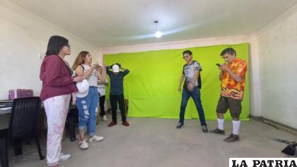 Este videoclip parodia una canción juvenil /CARPEDIEM