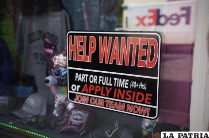Imagen de un letrero en busca de trabajadores en el aparador de una tienda en la calle Main en Deadwood, Dakota del Sur /(AP Foto/David Zalubowski)