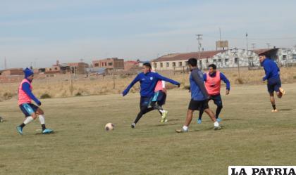 La plantilla de jugadores ayer durante el trabajo futbolístico /LA PATRIA