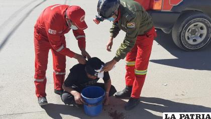 Personal de Bomberos auxilió a la víctima /LA PATRIA