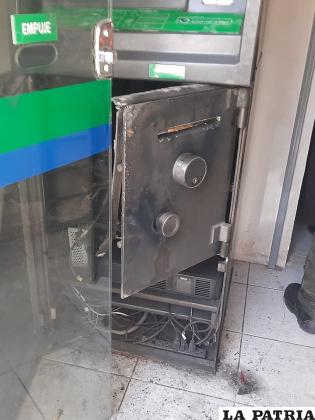 El cajero fue violentado, aparentemente por expertos /LA PATRIA