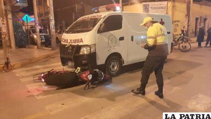 La motocicleta quedó bajo la ambulancia /LA PATRIA