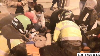 Personal policial traslada al herido  /LA PATRIA