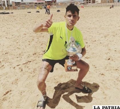 Entre los convocados a la selección boliviana de fútbol playa está el orureño Ariel Zeballos López /RR.SS.