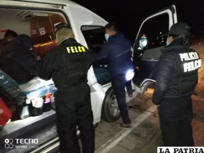 Dos sujetos fueron aprehendidos en un minivan con sustancias controladas /LA PATRIA