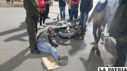 Las dos personas que iban en la motocicleta salieron lastimadas 
/LA PATRIA