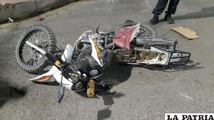 La motocicleta sufrió varios daños materiales en su estructura /LA PATRIA