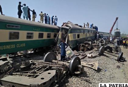 Soldados y voluntarios trabajan en el sitio donde chocaron dos trenes /AP Foto/Waleed Saddique