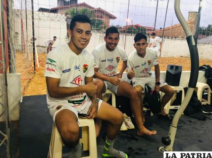 Zeballos (centro) entrena a la par de sus compañeros en Santa Cruz /LA PATRIA