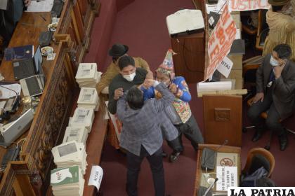 Los asambleístas protagonizaron una bochornosa sesión /APG
