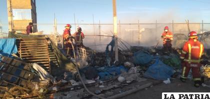 Tres vehículos indocumentados salieron dañados tras el incendio /LA PATRIA