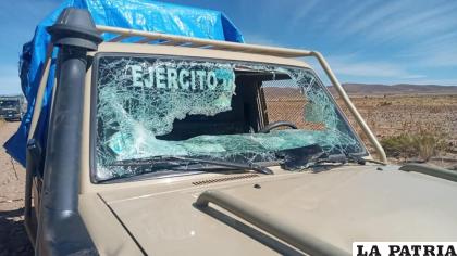 El vehículo militar fue apedreado por los chuteros / Min. de Defensa