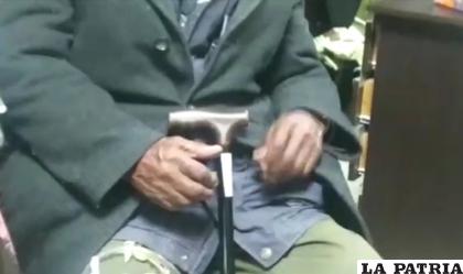 Adulto mayor asegura que su hijo lo deja sin la renta /LA PATRIA