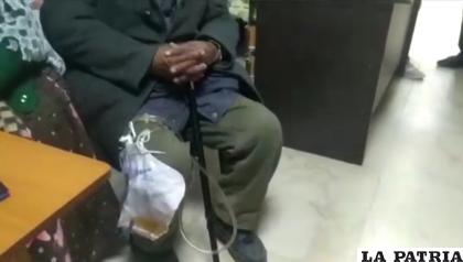 La bolsa de una posible colostomía estaba sujeta en la pierna del adulto mayor /LA PATRIA
