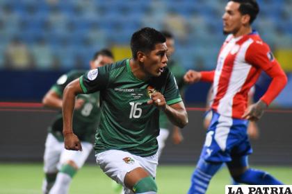 Erwin Saavedra anotó para Bolivia de penal a los 9 minutos de juego /FBF