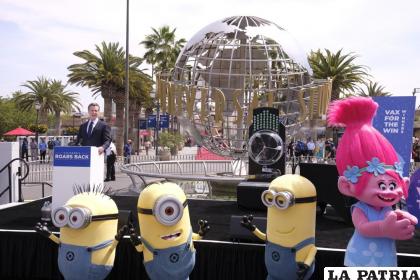 El gobernador de California Gavin Newsom habla durante una conferencia de prensa en Universal Studios en Universal City /AP Foto/Ringo H.W. Chiu