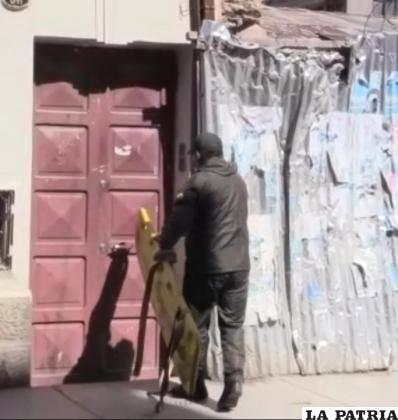 Un efectivo de la Fecc ingresando al domicilio para el levantamiento del cadáver /LA PATRIA
