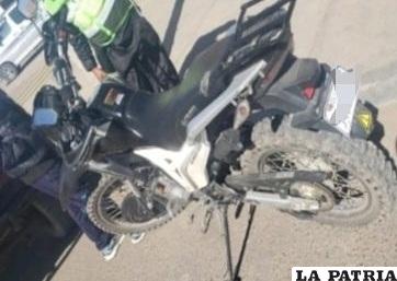 Los pasajeros de la motocicleta resultaron lesionados /LA PATRIA
