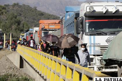 El bloqueo originó que los transeúntes pasen ese lugar a pie /APG