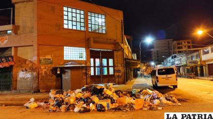 Cúmulo de basura en el frontis del “Mercado Bolívar” /LA PATRIA