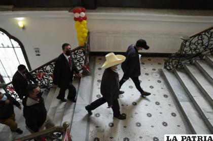 El candidato presidencial Pedro Castillo, con sombrero, se dirige a la sala donde dará una conferencia de prensa /AP Foto/Martín Mejía)