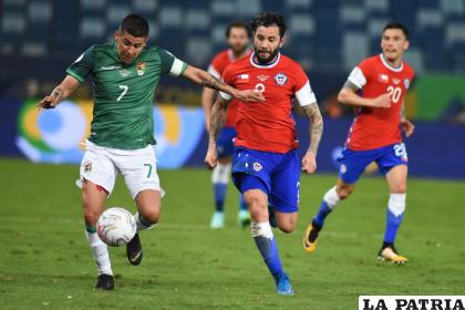 Juan Carlos Arce domina el balón ante la marca de Eugenio Mena /FBF