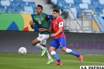 Gilbert Álvarez y Guillermo Maripán intentan dominar el balón /FBF