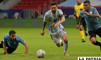 Lionel Messi en la acción, ocurrió en el partido entre Argentina y Uruguay /elcomercio.com